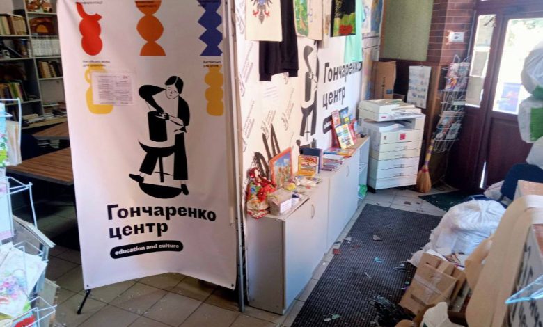 Удар по Чернігову: внаслідок обстрілу постраждав освітній центр, є поранені (Фото)