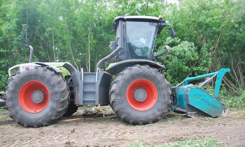 Узбіччя автомобільних доріг на Чернігівщині розчищають від рослинності мульчером (Фото)