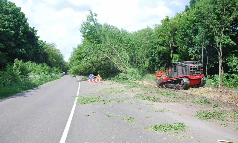 Узбіччя автомобільних доріг на Чернігівщині розчищають від рослинності мульчером (Фото)