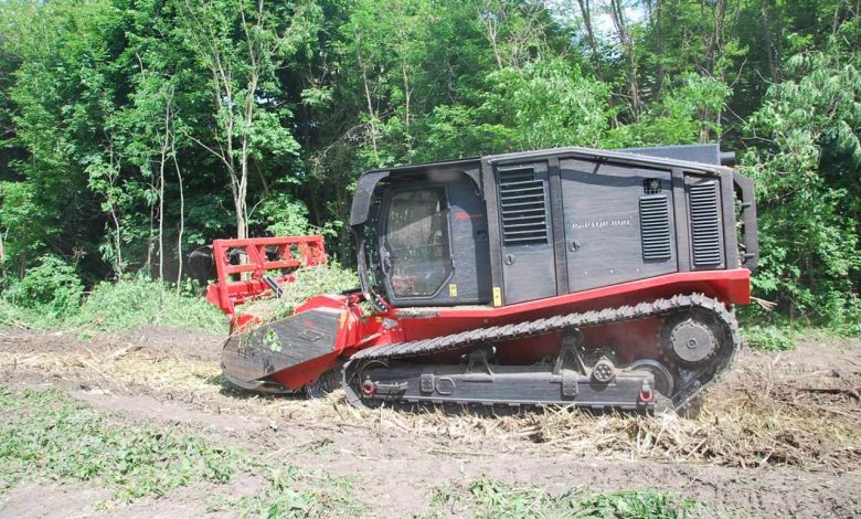 Узбіччя автомобільних доріг на Чернігівщині розчищають від рослинності мульчером (Фото)