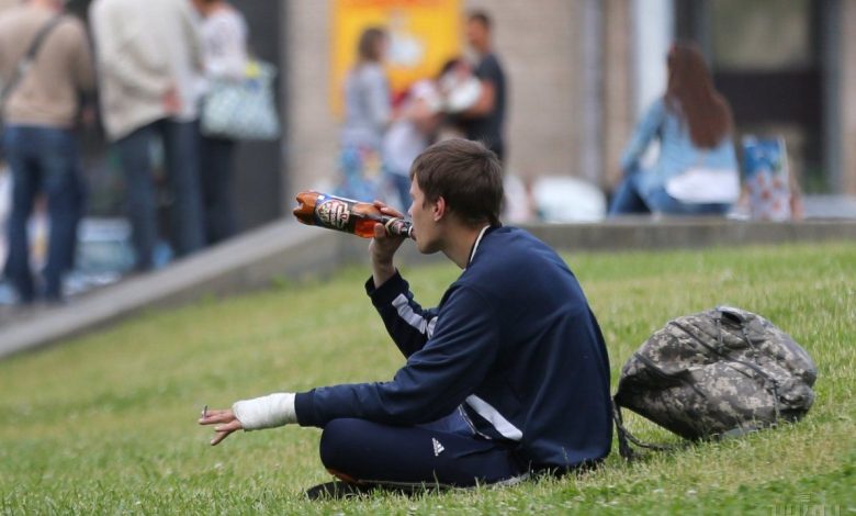 Від початку року патрульні Чернігівщини склали більше як три тисячі протоколів за розпивання алкоголю на вулиці