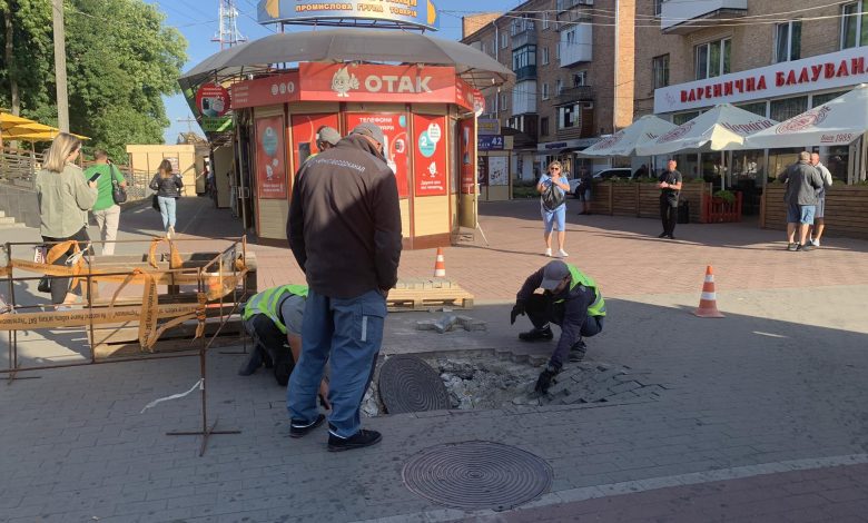 Біля Центрального ринку в Чернігові провалився люк (Фотофакт)