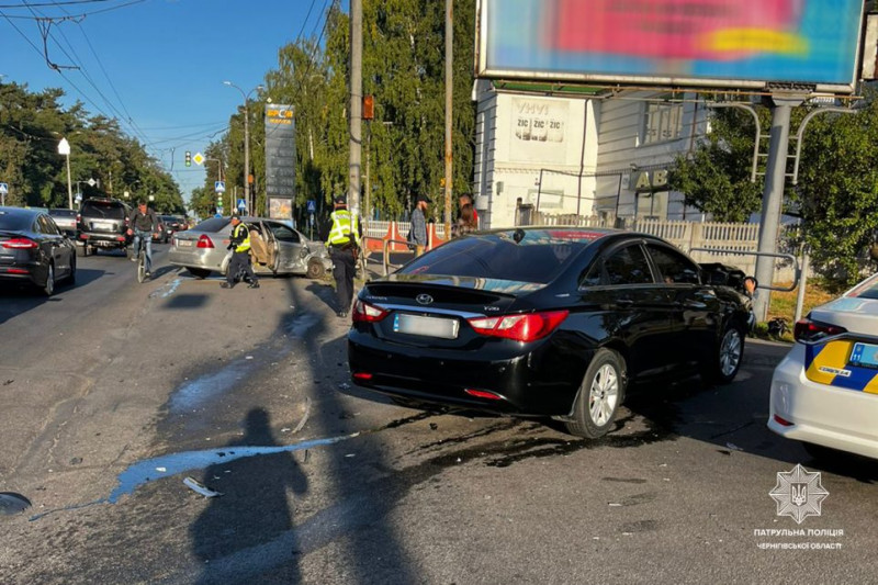 ДТП у Чернігові: зіткнулися два легковики – є постраждалі