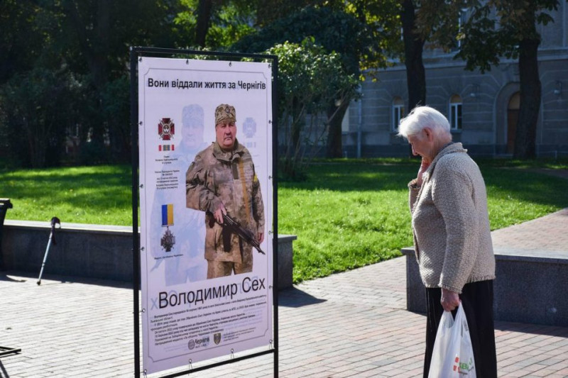 На центральній алеї міста розгорнули виставку світлин загиблих воїнів-земляків