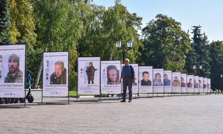 На центральній алеї міста розгорнули виставку світлин загиблих воїнів-земляків