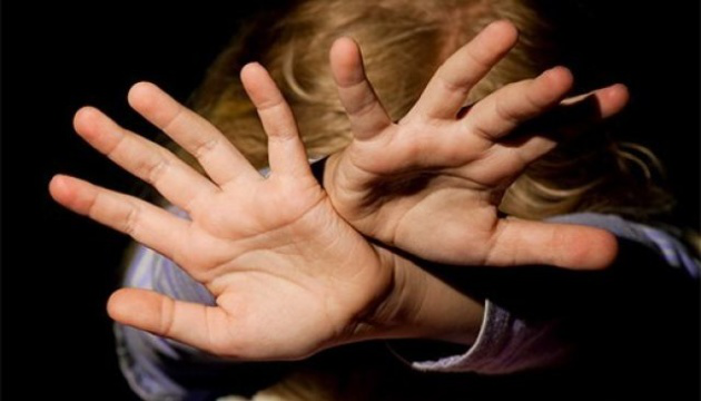На Чернігівщині батька підозрюють у побитті прийомних дітей