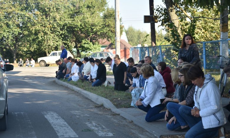 На Чернігівщині навколішках провели в останню путь Героя