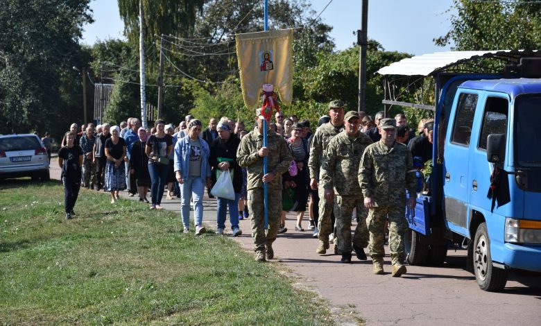 На Чернігівщині навколішках провели в останню путь Героя