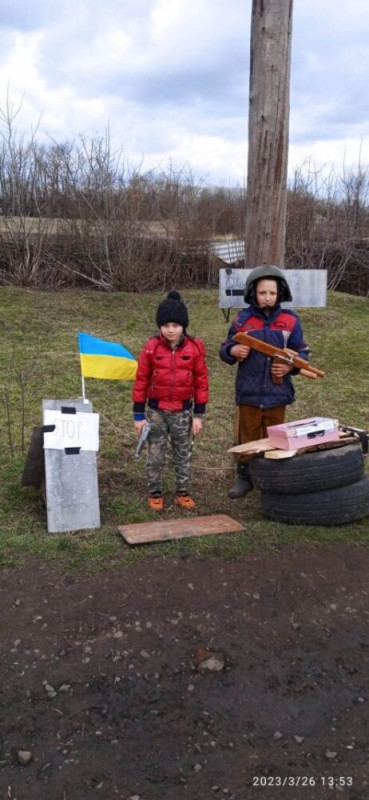 На Чернігівщині школярі спорудили блокпост і зібрали кошти для ЗСУ