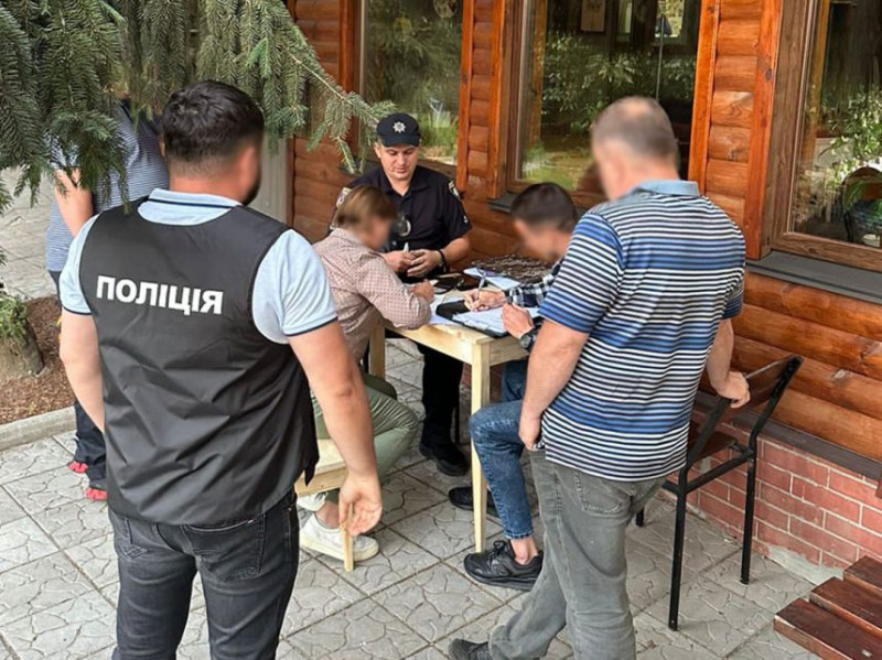 На Чернігівщині учасникам злочинної групи за незаконний видобуток торфу повідомили про підозру