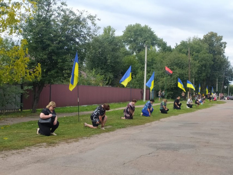 Навколішки провели в останню путь воїна з Чернігівщини