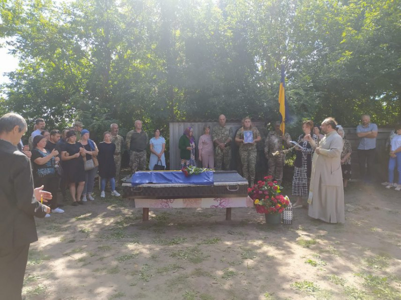 Навколішки провели в останню путь воїна з Чернігівщини