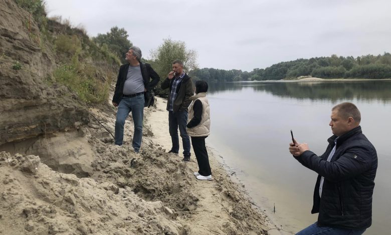 Невідомі вкрали носову частину старовинного човна, знайденого на березі Десни біля Чернігова (Фотофакт)