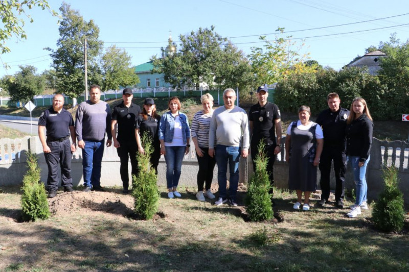 Пам’яті поліцейських: у Чернігові висадили вічнозелені дерева