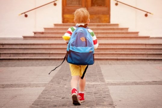 Що покласти до наплічника, який школярі братимуть в укриття — поради батькам