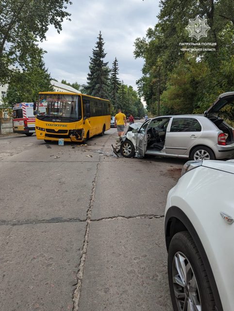 «Шкода» втаранилася в маршрутку: подробиці аварії на Єськова (Фото)