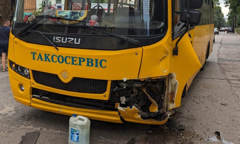 «Шкода» втаранилася в маршрутку: подробиці аварії на Єськова (Фото)