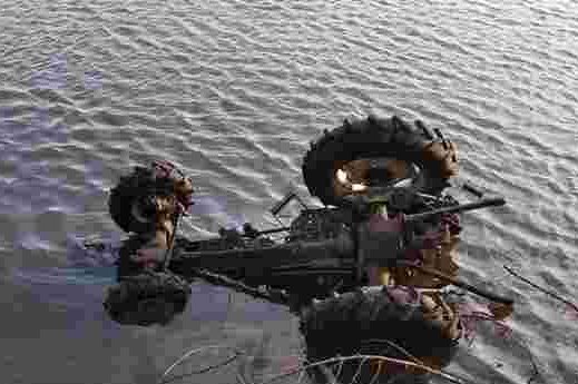 Смертельна аварія: на Чернігівщині тракторист з’їхав у канаву та перекинувся