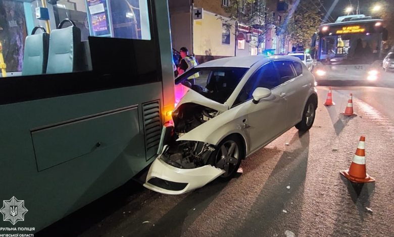 У Чернігові автівка влетіла в тролейбус (Фото)