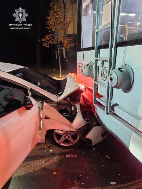 У Чернігові автівка влетіла в тролейбус (Фото)