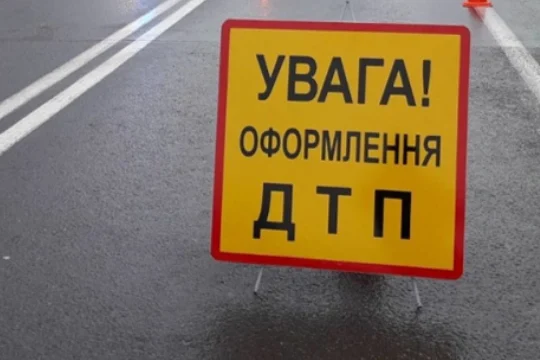 У Чернігові легковик зіштовхнувся з маршруткою: є постраждалі