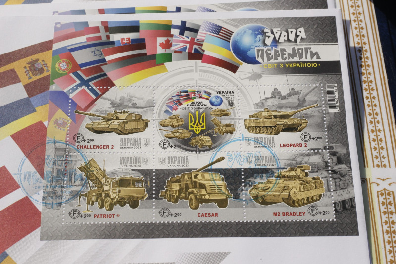 У Чернігові погасили благодійну поштову марку «Зброя Перемоги. Світ з Україною»
