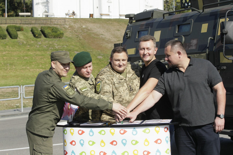 У Чернігові погасили благодійну поштову марку «Зброя Перемоги. Світ з Україною»