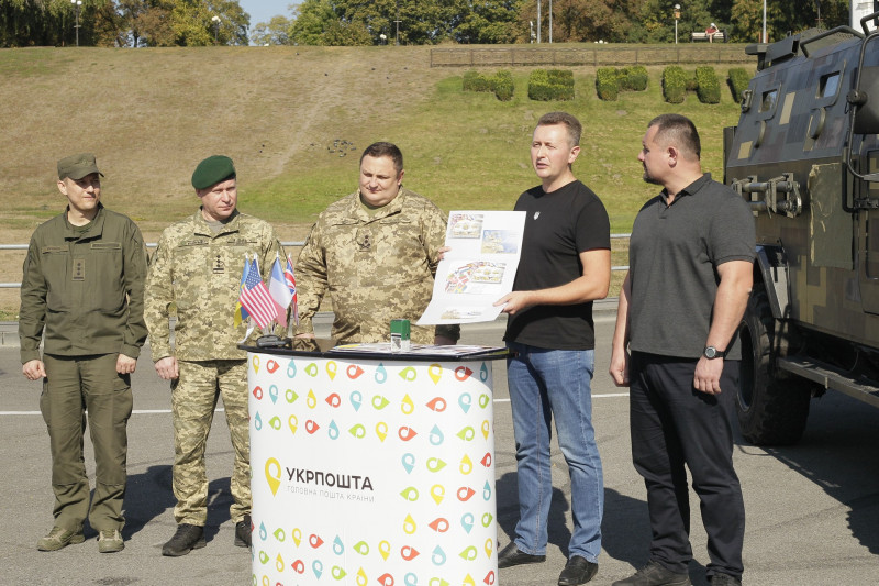 У Чернігові погасили благодійну поштову марку «Зброя Перемоги. Світ з Україною»