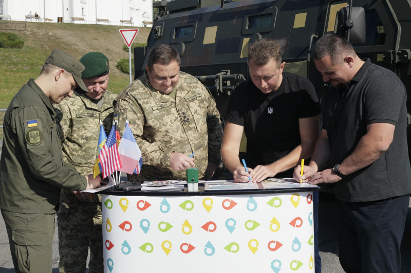 У Чернігові погасили благодійну поштову марку «Зброя Перемоги. Світ з Україною»