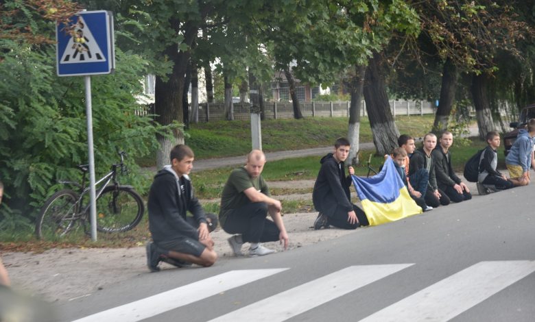 У громаді на Чернігівщині навколішки провели в останню путь Захисника