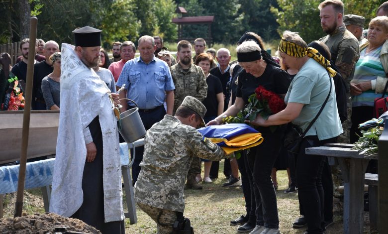 У громаді на Чернігівщині навколішки провели в останню путь Захисника