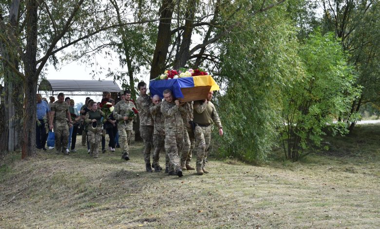 У громаді на Чернігівщині навколішки провели в останню путь Захисника