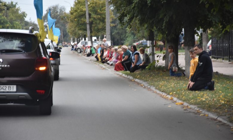 У громаді на Чернігівщині навколішки провели в останню путь Захисника