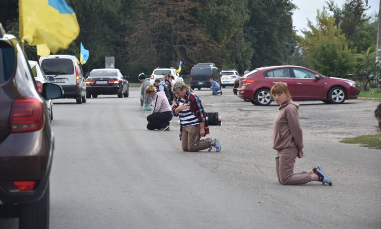 У громаді на Чернігівщині навколішки провели в останню путь Захисника