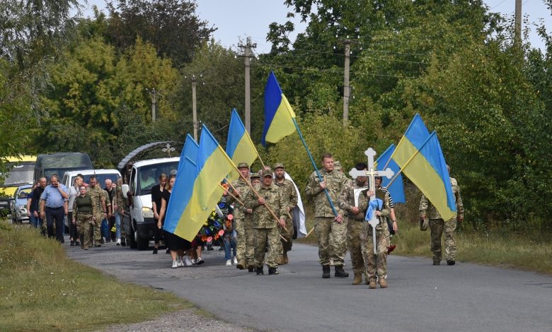 У громаді на Чернігівщині навколішки провели в останню путь Захисника