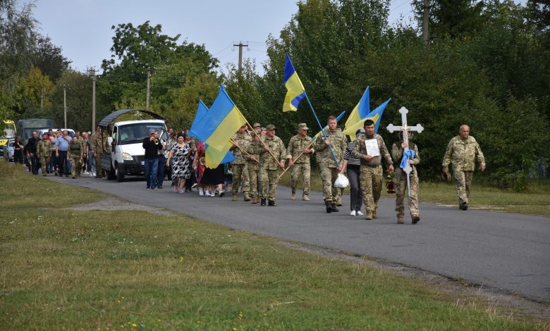 У громаді на Чернігівщині навколішки провели в останню путь Захисника