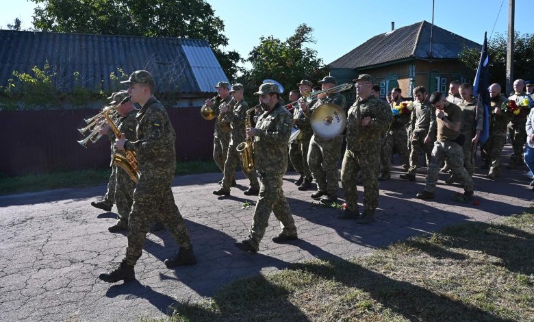 У Ніжині навколішки провели воїна в останню путь