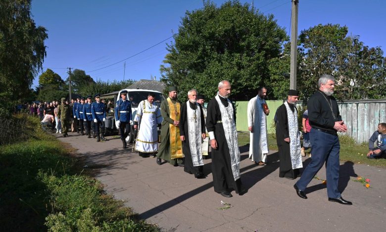 У Ніжині навколішки провели воїна в останню путь