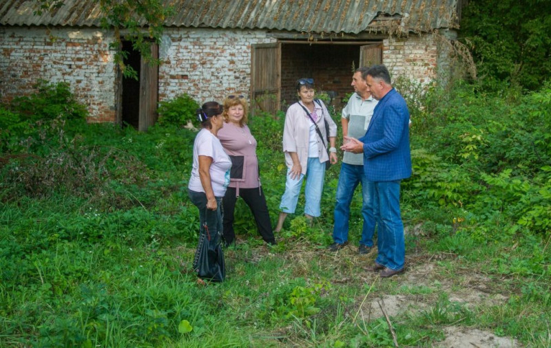 У громаді на Чернігівщині встановили «собачі вбиральні», а нині будують притулок для чотирилапих 