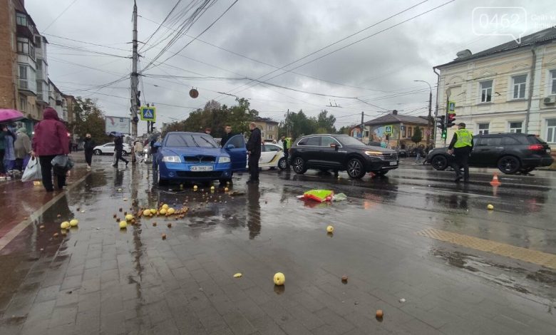 Біля Центрального ринку автівка збила двох пішоходів (Фото)