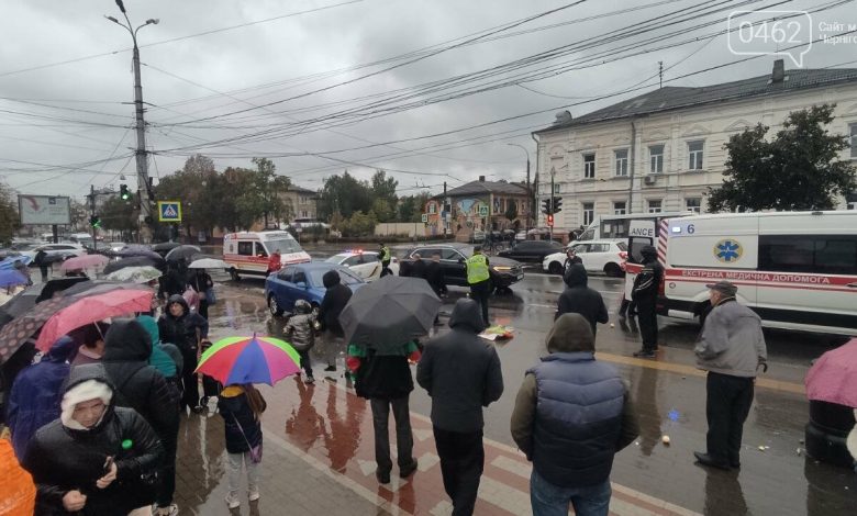 Біля Центрального ринку автівка збила двох пішоходів (Фото)