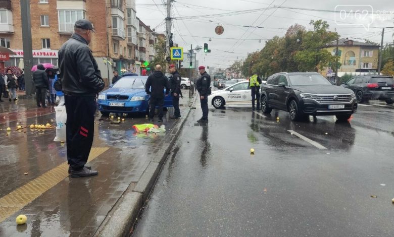 Біля Центрального ринку автівка збила двох пішоходів (Фото)