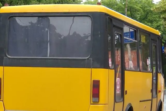 Через перекриття вулиці Старобілоуської в Чернігові один з автобусів змінює свій маршрут
