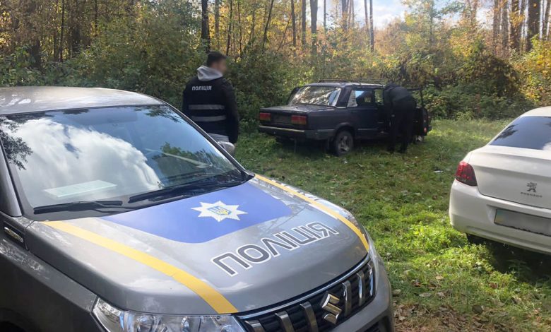 Чернігівські поліцейські затримали зловмисника, який викрав і заховав в лісі два автомобілі (Фото)