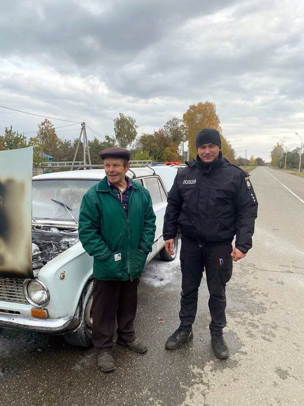 «Діяти треба було негайно»: Поліцейський офіцер Батуринської громади допоміг загасити палаюче авто
