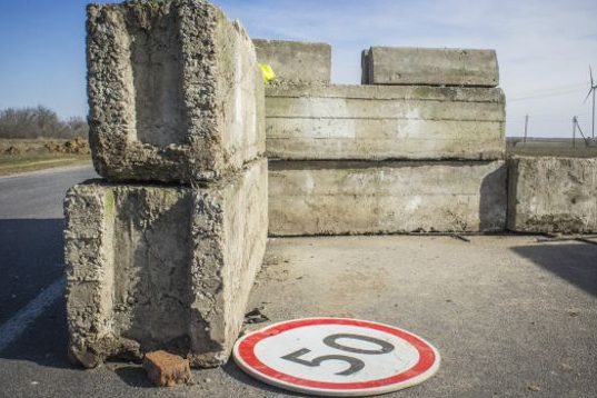 На Чернігівщині автівка в’їхала в блокпост: постраждала пасажирка