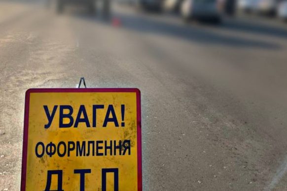 На Чернігівщині легковик влетів у дерево