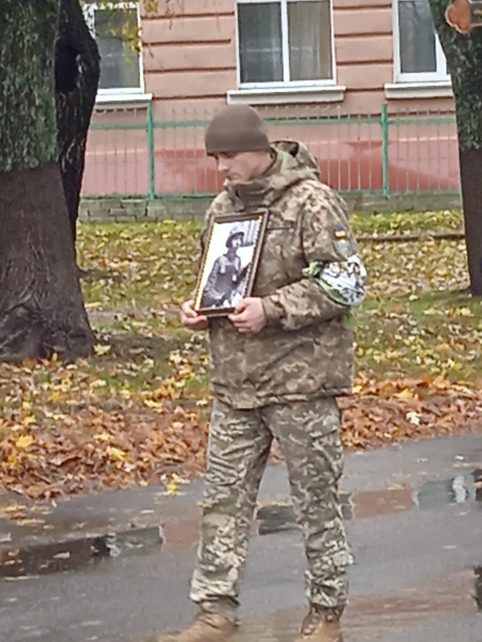 На Чернігівщині навколішки провела в останню дорогу полеглого Героя