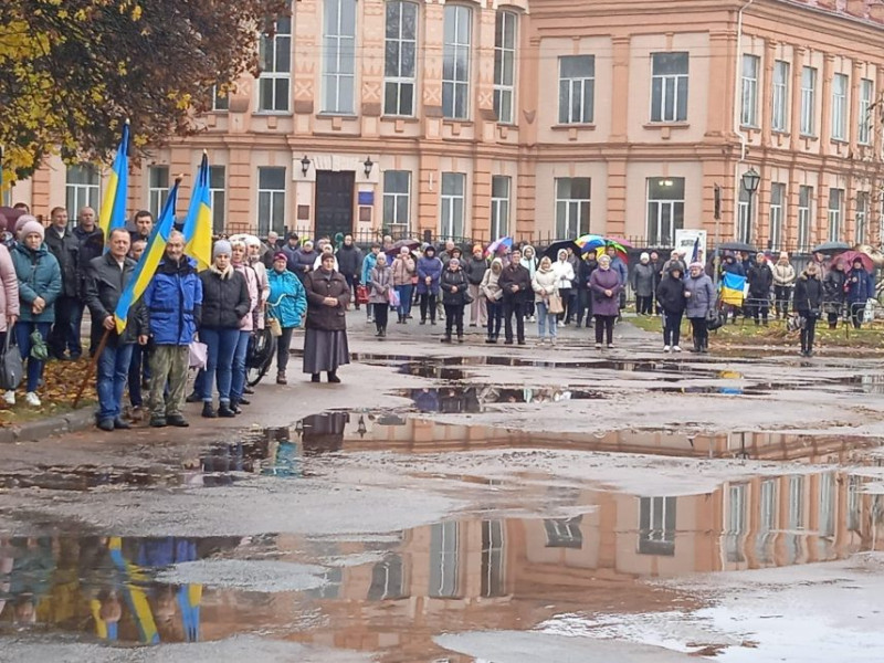 На Чернігівщині навколішки провела в останню дорогу полеглого Героя
