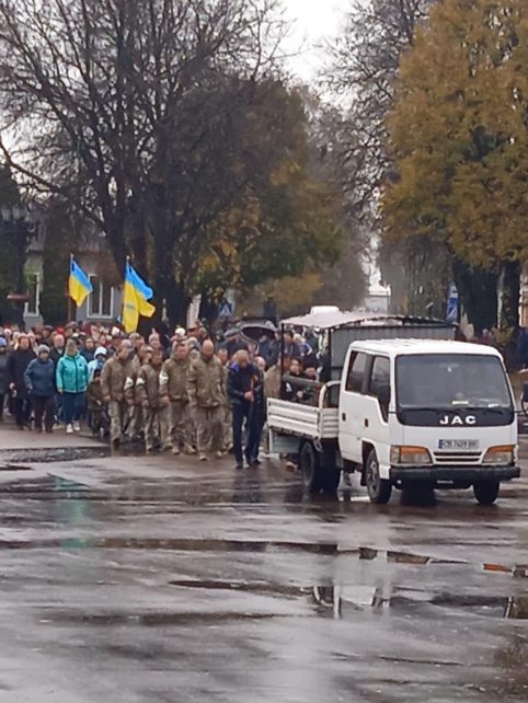 На Чернігівщині навколішки провела в останню дорогу полеглого Героя
